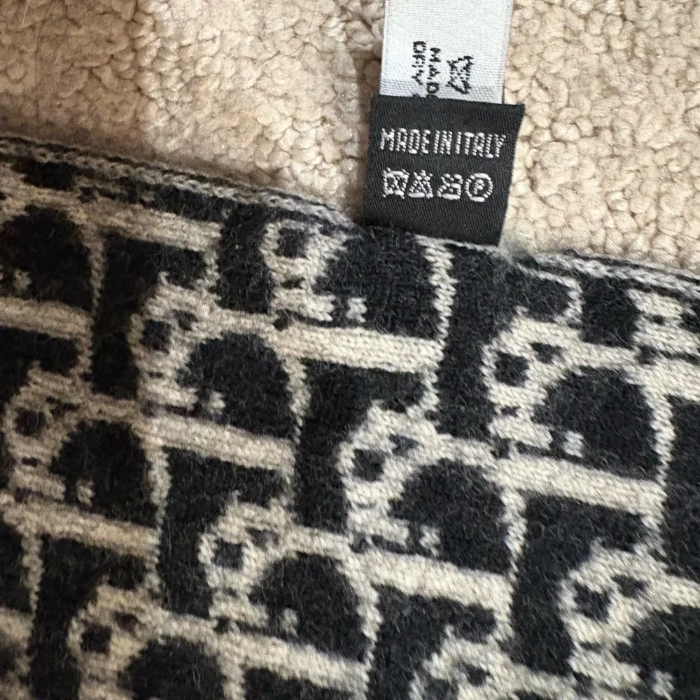 Dior chic scarf